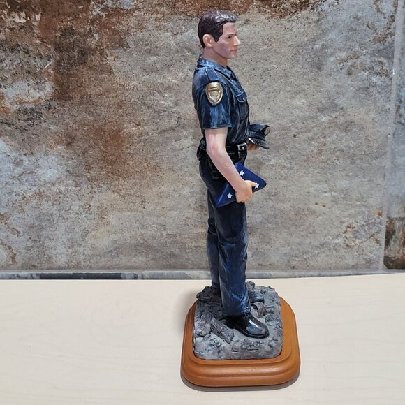 Vanmark Blue Hats of Bravery Police Officer Figurine 2001 Wood Base - Picture 11 of 14